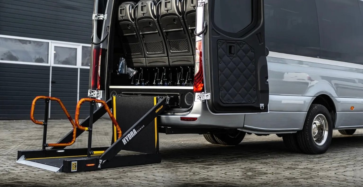Mercedes-Benz Sprinter minibüsün arka kapısına monte edilmiş, açık durumdaki Tümsan HYDRA serisi yolcu lifti