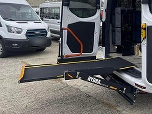 Beyaz minibüsün arka kapısında açık durumdaki Tümsan HYDRA serisi kaset tipi lift